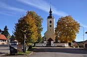 Louňovice pod Blaníkem – kostel Nanebevzetí Panny Marie naproti zámku