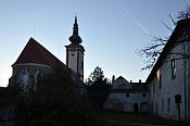 Nová Bystřice – kostel a zámek v soumraku