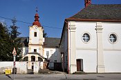 Luhaovice, vpravo kaple sv. Josefa