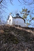 Moravský Beroun – pohled ke kapli přes zbytky zdiva