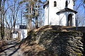 Moravský Beroun – v popředí zídka snad využívající zdivo hradu