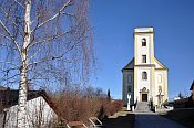 Dubicko – kostel Povýšení sv. Kříže, zbytky tvrze leží vlevo od něj