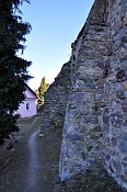 Dubicko – ohradní zeď hřbitova s opěráky