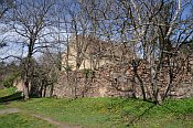 Žumberk – ohradní zeď dvora u hradu