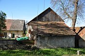 Hněvkovice – tvrz od kostela