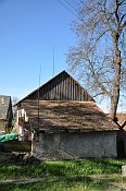 Hněvkovice – tvrz od kostela
