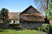 Hněvkovice – tvrz od kostela