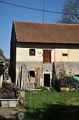 Hněvkovice – tvrz přes dvůr