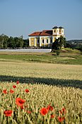 Choteč – barokní kostel sv. Kateřiny nad obcí