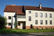 Radhošť – vlevo přestavěná tvrz, vpravo přístavba