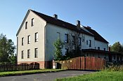 Radhošť – vpravo přestavěná tvrz, vlevo v popředí přístavba