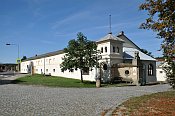 Dobřenice – hospodářské budovy u vstupu