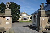 Dobřenice – zámek od vstupu