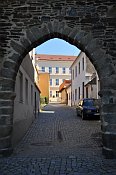 Jemnice – Horní (kamenná) brána, pohled uličkou Malá branka k východu