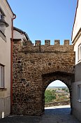Jemnice – Horní (kamenná) brána, pohled uličkou Malá branka od východu