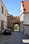 Jemnice – Horní (kamenná) brána, pohled uličkou Malá branka od východu