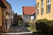 Jemnice – Horní (kamenná) brána, pohled uličkou Malá branka od východu