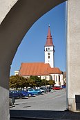 Jemnice – kostel sv. Stanislava od židovské čtvrti