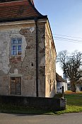 Cerhonice – pohled od zámku k bráně dvora