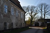 Cerhonice – pohled podél severní strany zámku