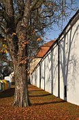 Cerhonice – pohled od brány dvora k zámku