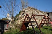 Rožmberk – nejlépe dochovaná část městských hradeb u čp. 49