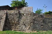 Stbro  hradby na jin stran (ul. Na Pkopech)