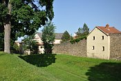 Horovsk Tn  mstsk hradby u zmku, dobe patrn je prbh pkopu