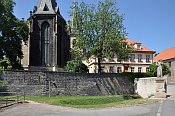 Slan  kostel sv. Gotharda, vpravo msto zanikl Prask brny