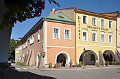 Hostinné – městský hotel na náměstí a ul. Horní brána