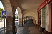 Hostinné – podloubí na jižní straně náměstí