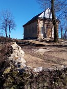 Annín – kaple sv. Josefa, v popředí prostor zaniklé menší kaple