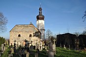 itbo  kostel sv. Mikule, vpravo fara