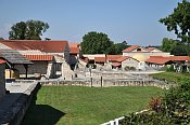 Petronell  Carnuntum, zmek v pozad
