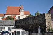 Eggenburg  hradby pod kostelem