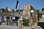 Eggenburg  hradby pod kostelem, vlevo hrad