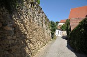 Eggenburg  hradby pod kostelem