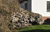 Gilgenberg � zbytky zdiva v prostoru p�edhrad�