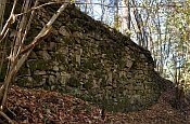 Hohenwartstein � nejv�t�� zbytky zdiva pod j�drem