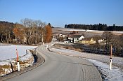 Neubau – pohled na obec od JV, hrad vlevo