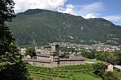 Bellinzona  Castello di Montebello, v pozad Castelgrande