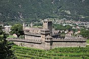 Bellinzona  Castello di Montebello, v pozad Castelgrande