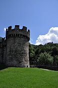 Bellinzona  Castello di Montebello, pohled ke Castello di Sasso Corbaro