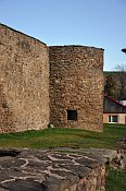 Podolínec – městské hradby navazující na hrad
