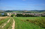 Plaveč – hrad z cesty k náhrobní kapli