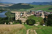 Plaveč – hrad z cesty k náhrobní kapli